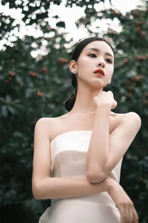陈都灵白色抹胸裙性感写真图片_4