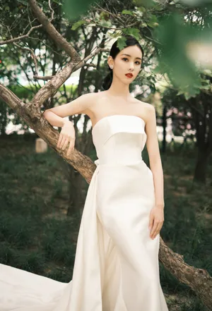 陈都灵白色抹胸裙性感写真图片_5