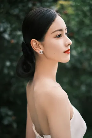 陈都灵白色抹胸裙性感写真图片_7