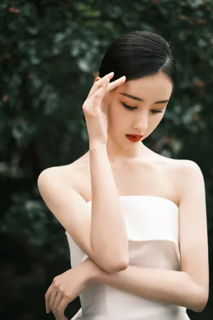 陈都灵白色抹胸裙性感写真图片_9