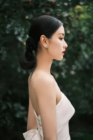 陈都灵白色抹胸裙性感写真图片_10