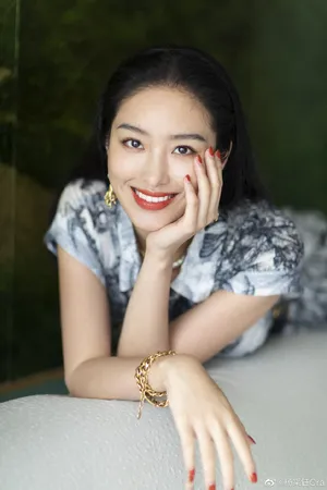 杨采钰复古风优雅气质写真图片