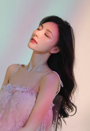 陈米麒粉色花绘裙性感图片写真