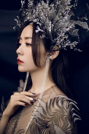 张靓颖透视鱼尾裙性感写真图片_4