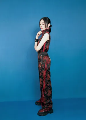张靓颖古典套装气质写真图片