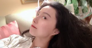 范冰冰条纹衬衫红唇魅力自拍图片