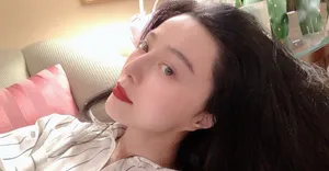 范冰冰条纹衬衫红唇魅力自拍图片