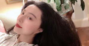 范冰冰条纹衬衫红唇魅力自拍图片_3