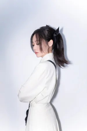 张靓颖牛奶百褶裙甜美写真图片