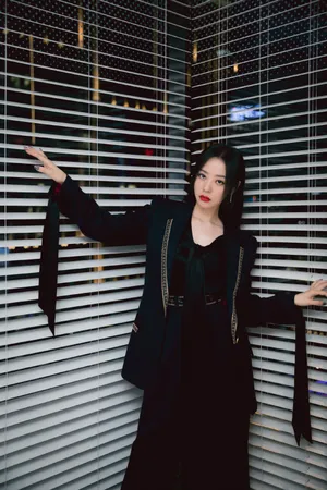 张靓颖酷黑廓形西装写真图片_1