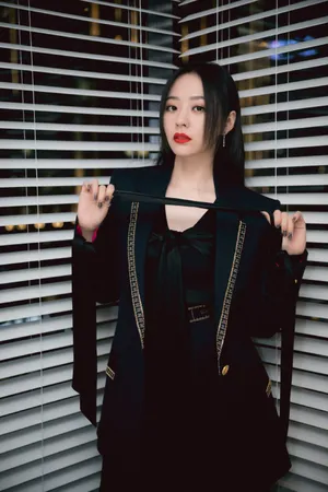 张靓颖酷黑廓形西装写真图片_2