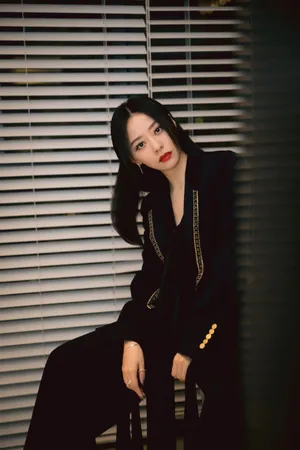 张靓颖酷黑廓形西装写真图片_5