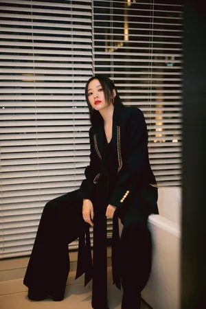 张靓颖酷黑廓形西装写真图片_6