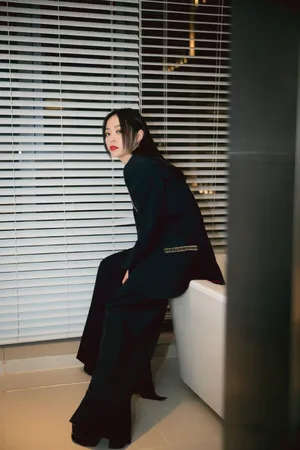 张靓颖酷黑廓形西装写真图片_9