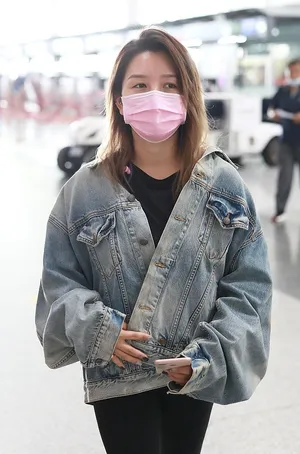 何洁男友风牛仔外套休闲时髦机场照图片_1