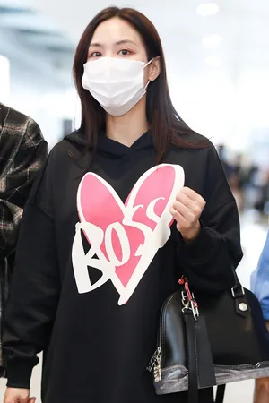 王霏霏桃心卫衣美腿修长少女感机场照图片