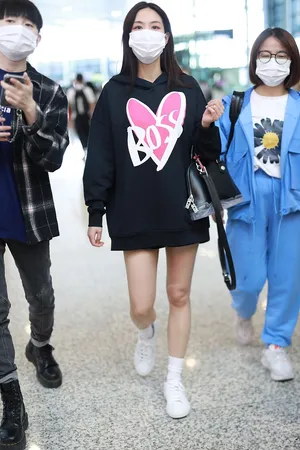 王霏霏桃心卫衣美腿修长少女感机场照图片_2