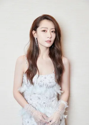白冰吊带裙性感美艳写真图片