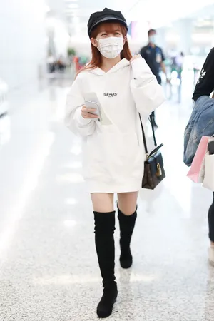 赖美云贝雷帽卫衣美腿修长少女感机场照图片