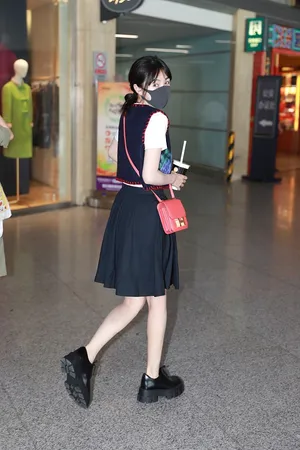 李菲儿学院风装扮乖巧甜美机场照图片