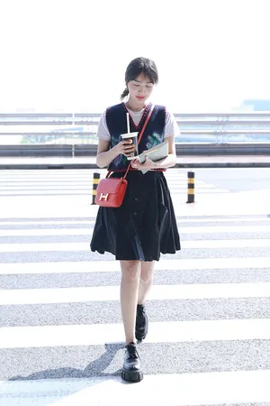 李菲儿学院风装扮乖巧甜美机场照图片