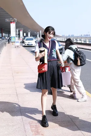 李菲儿学院风装扮乖巧甜美机场照图片_2