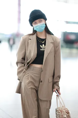 宋妍霏格纹西装帅气又性感超飒机场照图片_3