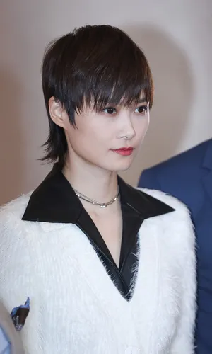 李宇春白色翻领上衣造型摩登时尚美照图片_1