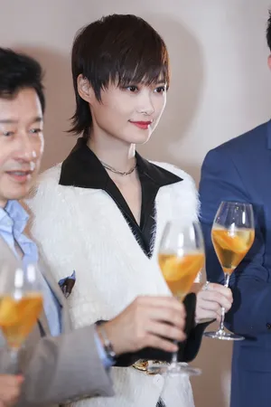 李宇春白色翻领上衣造型摩登时尚美照图片_2