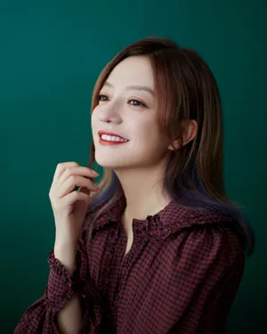 赵薇酒红色格子套装优雅写真图片_8