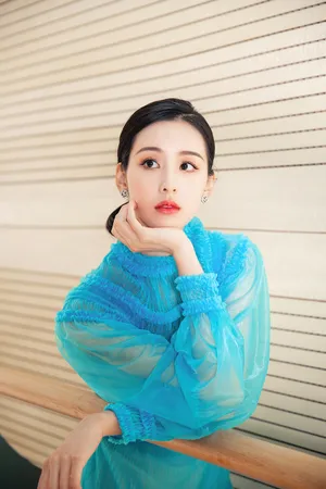 陈都灵冰蓝丝质纱裙迷人写真图片
