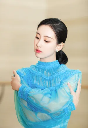 陈都灵冰蓝丝质纱裙迷人写真图片_2