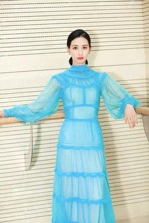 陈都灵冰蓝丝质纱裙迷人写真图片_3
