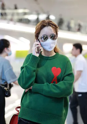 金莎绿色卫衣修长美腿少女感十足机场照图片