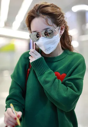 金莎绿色卫衣修长美腿少女感十足机场照图片