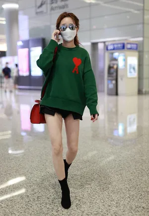 金莎绿色卫衣修长美腿少女感十足机场照图片_4