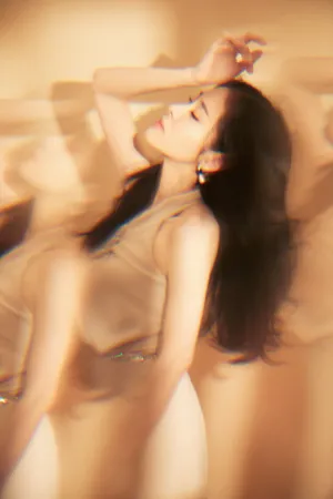 张碧晨米白连衣裙性感写真图片_2