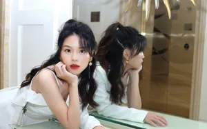 黄英斜肩白裙性感写真图片