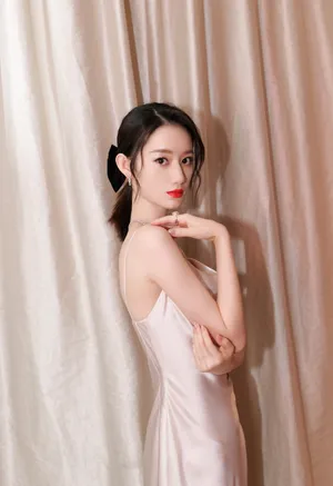 郭晓婷吊带裙性感养眼写真图片_2