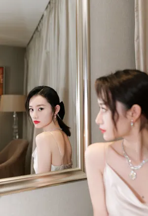 郭晓婷吊带裙性感养眼写真图片_3