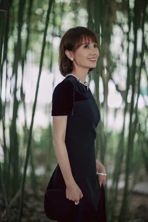 袁泉修身礼裙优雅写真图片_4