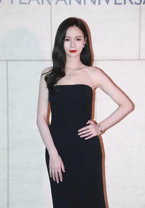 沈梦辰黑色抹胸裙红唇撩人活动照图片_3