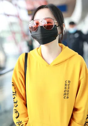 张靓颖黄色卫衣马尾辫元气满满机场照图片