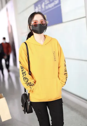 张靓颖黄色卫衣马尾辫元气满满机场照图片_3