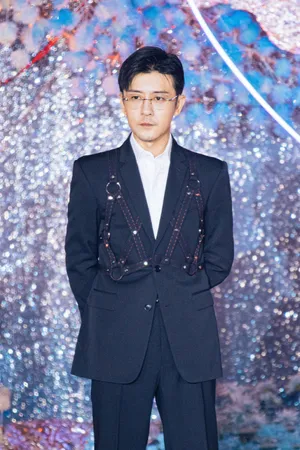 林雨申绑带西装优雅绅士造型图片_3