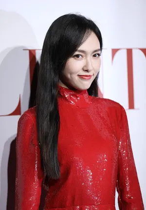 唐嫣红色亮片裙美腿女人味十足活动照图片