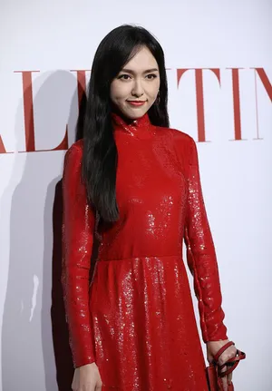 唐嫣红色亮片裙美腿女人味十足活动照图片_2