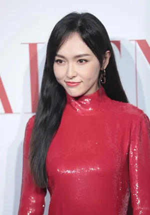 唐嫣红色亮片裙美腿女人味十足活动照图片_3