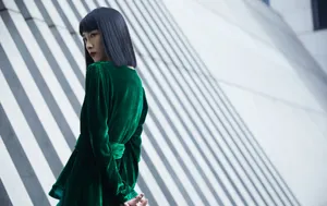 苏诗丁绿丝绒裙简约复古写真图片_1