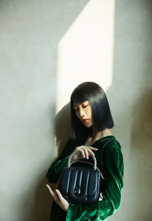 苏诗丁绿丝绒裙简约复古写真图片_3